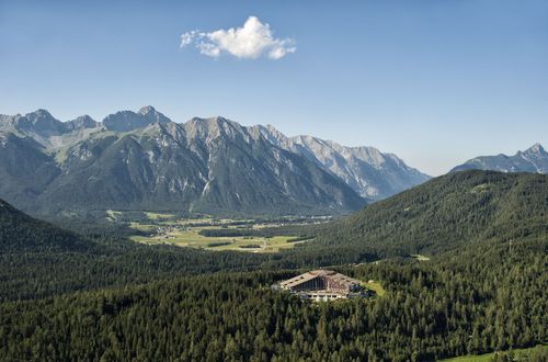 Luftaufnahme INTERALPEN-HOTEL TYROL